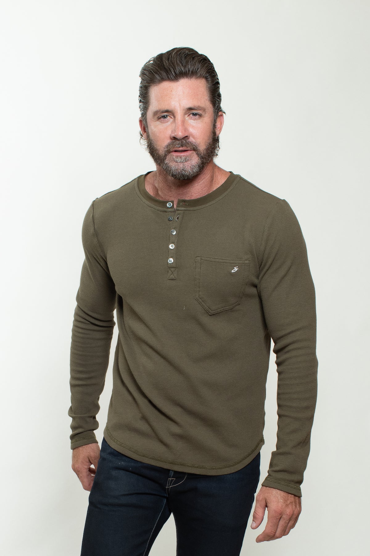 KNITTED HENLEY T-SHIRT IN MILITARY GREEN